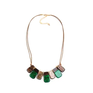 Collier géométrique en résine marbrée de luxe avec fermoir doré sur fond blanc