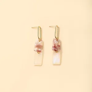 Boucles d'oreilles pendantes en acrylique avec marbre rose et résine blanc nacré