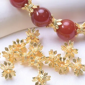 Vista macro de capuchones florales bañados en oro de 18K para diseño de joyas artesanales