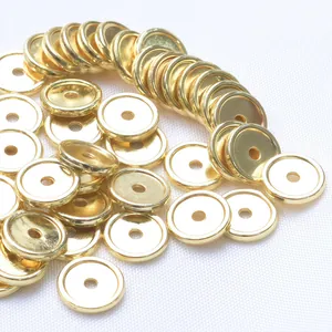Vista macro de cuentas redondas planas bañadas en oro de 18K 3mm/4mm para bisutería