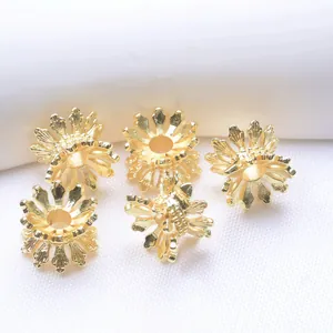 Detalle de cinco capuchones de flores bañados en oro de 18K con relieves para cuentas