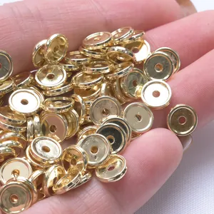 Detalle macro de cuentas espaciadoras bañadas en oro 18K para bisutería artesanal