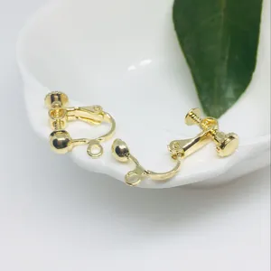 Dettaglio di convertitori per orecchini a clip dorati con anello su base di ceramica