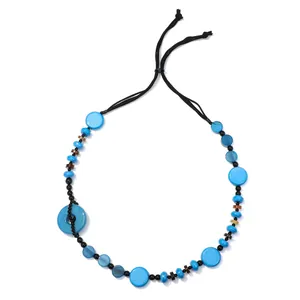 Collana bohémien con perline in acrilico blu effetto acqua e cordino nero regolabile
