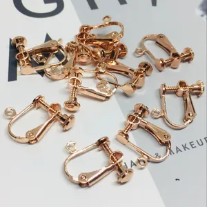 Dettaglio di convertitori per orecchini a clip in oro rosa con vite per gioielli fai da te