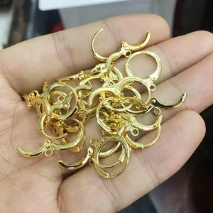 Gros plan de crochets de boucles d'oreilles en or 14 carats pour création de bijoux DIY