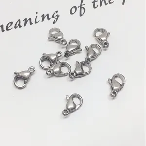 Makroansicht polierter Karabinerverschlüsse aus Edelstahl 304 für DIY-Schmuck