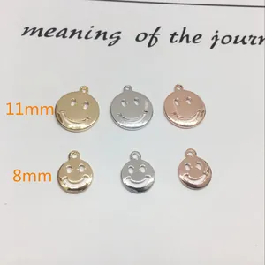 Ciondoli rotondi smiley placcati oro 14k per gioielli fai-da-te in misure 8mm e 11mm