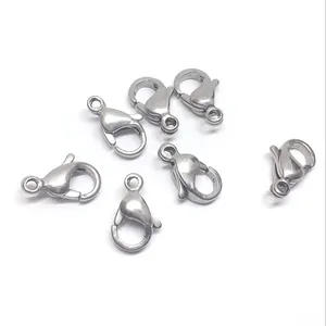 Set mit sieben Edelstahl-Karabinerverschlüssen für DIY-Schmuck auf weißem Hintergrund