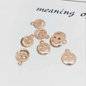 Vista macro di sette ciondoli a forma di smile in oro 14k per la creazione di gioielli