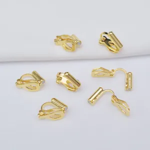 Vista macro de convertidores de pendientes de clip triangulares chapados en oro 18k DIY