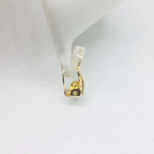 Detalle macro de clips para pendientes dorados con almohadillas de silicona suave