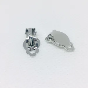 Convertidores de pendientes de clip plateados con base redonda y detalle de lazo de pétalo