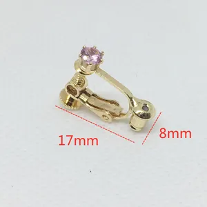 Detalle macro del clip de oreja ajustable en forma de U dorado con circón púrpura