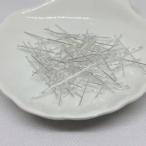 Chiodini a testa piatta in argento lucido per gioielli fai da te su sfondo bianco