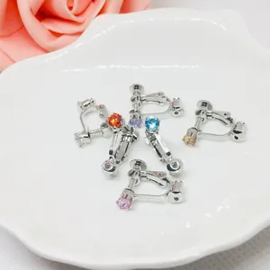 Detalle de los pendientes de clip de tornillo con circonitas de colores brillantes