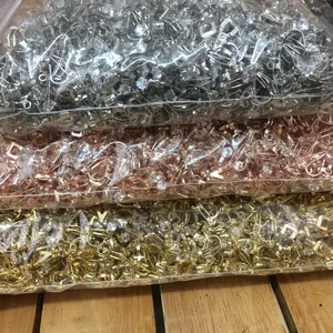 Tres bolsas de componentes para clips de oreja DIY con circonitas de 4mm en oro y plata