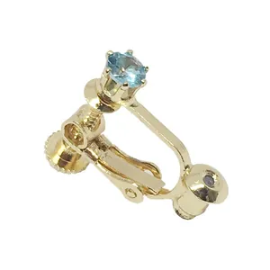 Pendiente de clip dorado ajustable con una brillante piedra de circón azul redonda