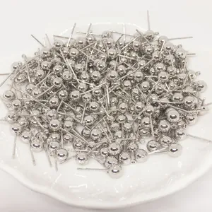 Vue macro de clous d'oreilles argentés avec boule et boucle pour la création de bijoux