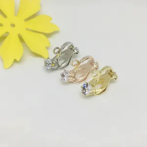 Detalle de pendientes de clip triangulares con circón de 4mm en plata, oro y oro rosa