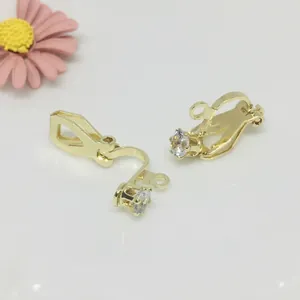 Par de pendientes de clip triangulares dorados con circonita de 4mm para joyería artesanal