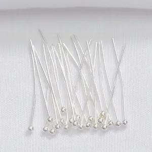 Gros plan d'épingles à tête sphérique argentées pour la création de bijoux