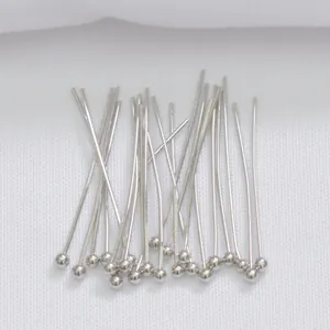 Vue macro de tiges à tête ronde en argent poli pour la création de bijoux DIY