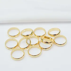 Détail de douze anneaux d'espacement plaqués or 14k avec trous pour la création de bijoux