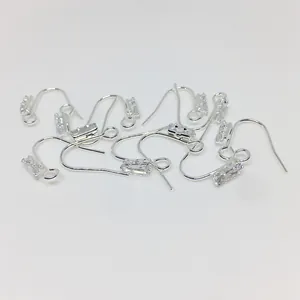 Détails macro de crochets de boucles d'oreilles argentés avec zircon pour bijoux DIY