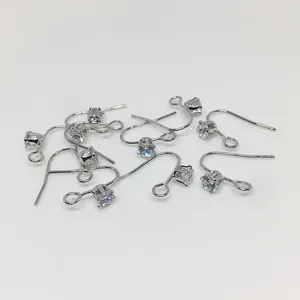 Détail des crochets d'oreilles argentés 14k avec zircons ronds pour bijoux artisanaux