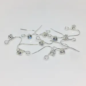Gros plan de crochets de boucles d'oreilles argentés avec zircons ronds brillants