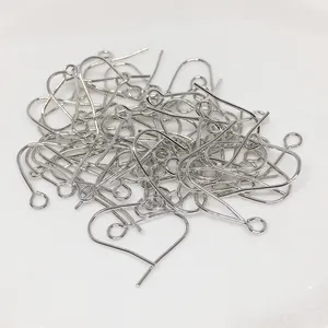 Gros plan de crochets de boucles d'oreilles argentés avec boucles pour création de bijoux