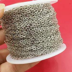 Detailansicht der glänzenden silbernen O-Kette auf Rolle für DIY-Schmuckherstellung