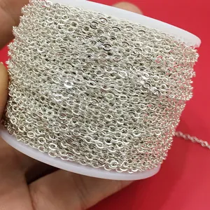 Detail einer silbernen O-Kette auf Rolle für die DIY-Schmuckherstellung