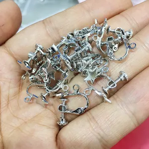 Silberner Stern-Schraubohrclip-Konverter für DIY-Schmuck in der Hand Nahaufnahme