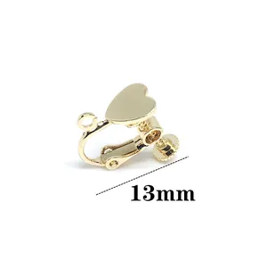 Dettaglio della clip per orecchini a cuore dorato da 13mm per lobi non forati