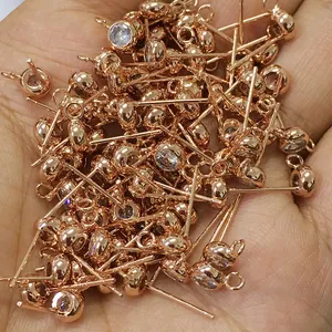 Makroaufnahme von 14k vergoldeten S925 Silber Ohrsteckern mit Zirkonia-Inlay für DIY