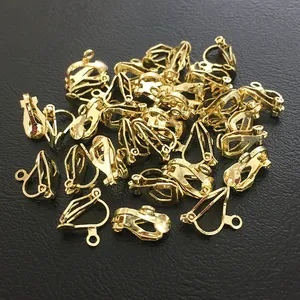 Convertidores de pendientes chapados en oro para orejas sin perforar sobre cuero negro