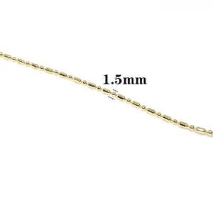 Vista macro di una catena a sfere in ottone placcato oro 14K da 1,5 mm per gioielli
