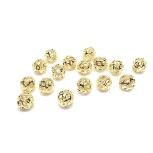 Detalle de cuentas de calabaza huecas en oro de 14K para creación de joyas artesanales