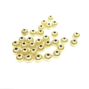 Detalle de cuentas espaciadoras de calabaza bañadas en oro 14K para joyería