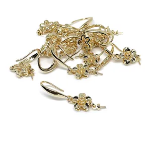 Makro-Detail von 14k vergoldeten Blumen-Ohrhaken mit S925-Stempel für DIY-Schmuck