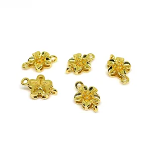 Detailansicht von 14K vergoldeten Blumen-Verbindern mit Doppelösen für DIY-Schmuck