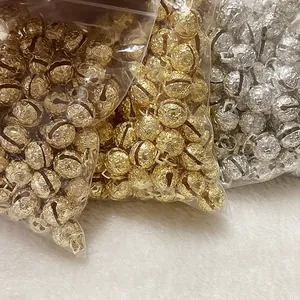 Clochettes en métal gravé de fleurs creuses en or et argent pour bijoux artisanaux