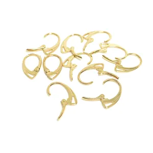 Macro-opname van gepolijste 14k vergulde oorhaken voor het maken van handgemaakte sieraden