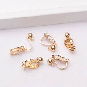 Detalle de cinco adaptadores de pendientes de clip bañados en oro de 14K para joyería DIY