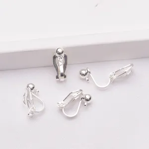 Detalle de convertidores de clips para oreja plateados para joyería DIY sin perforaciones