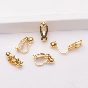 Vista de cinco clips de oreja triangulares bañados en oro 14k para crear joyas artesanales