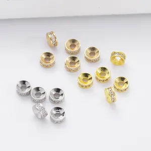 Vista macro de cuentas espaciadoras de latón chapado en oro 18k con circonitas para joyería DIY