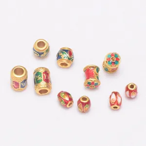 Detailweergave van 10 diverse vergulde cloisonné emaille kralen voor DIY sieraden